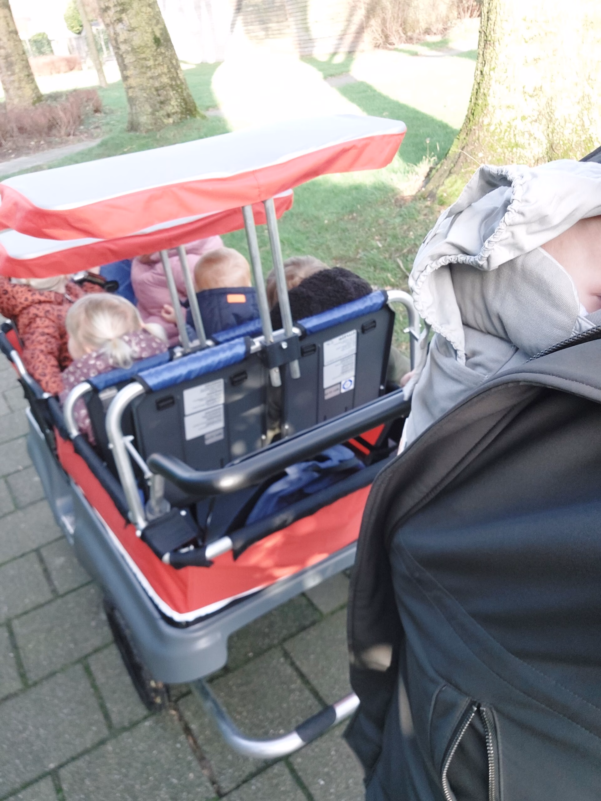 Met de kinderbus Met de kinderbus