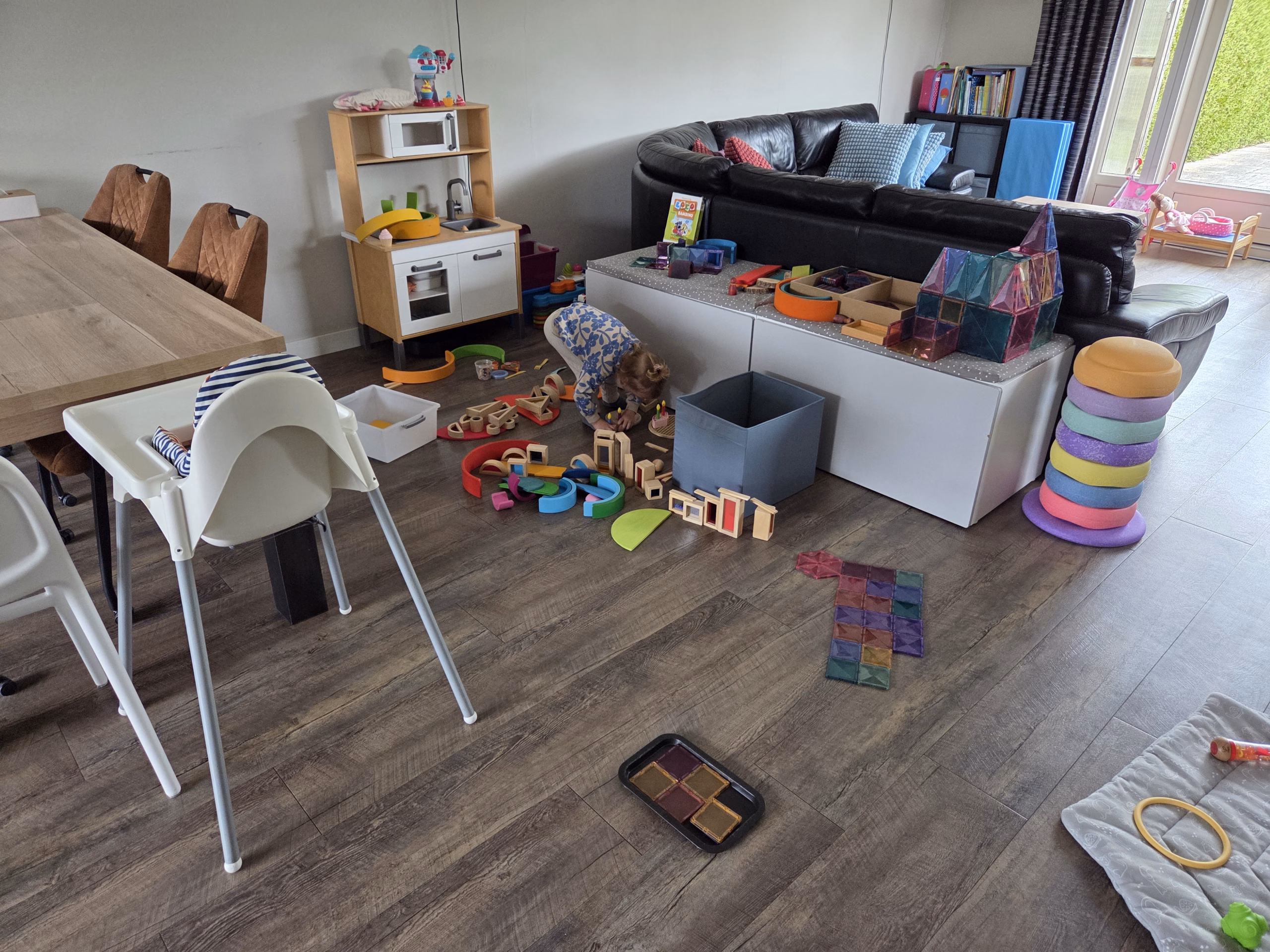 Spelen en ontdekken met open-einde speelgoed bij Gastouderopvang Eigenwijs.